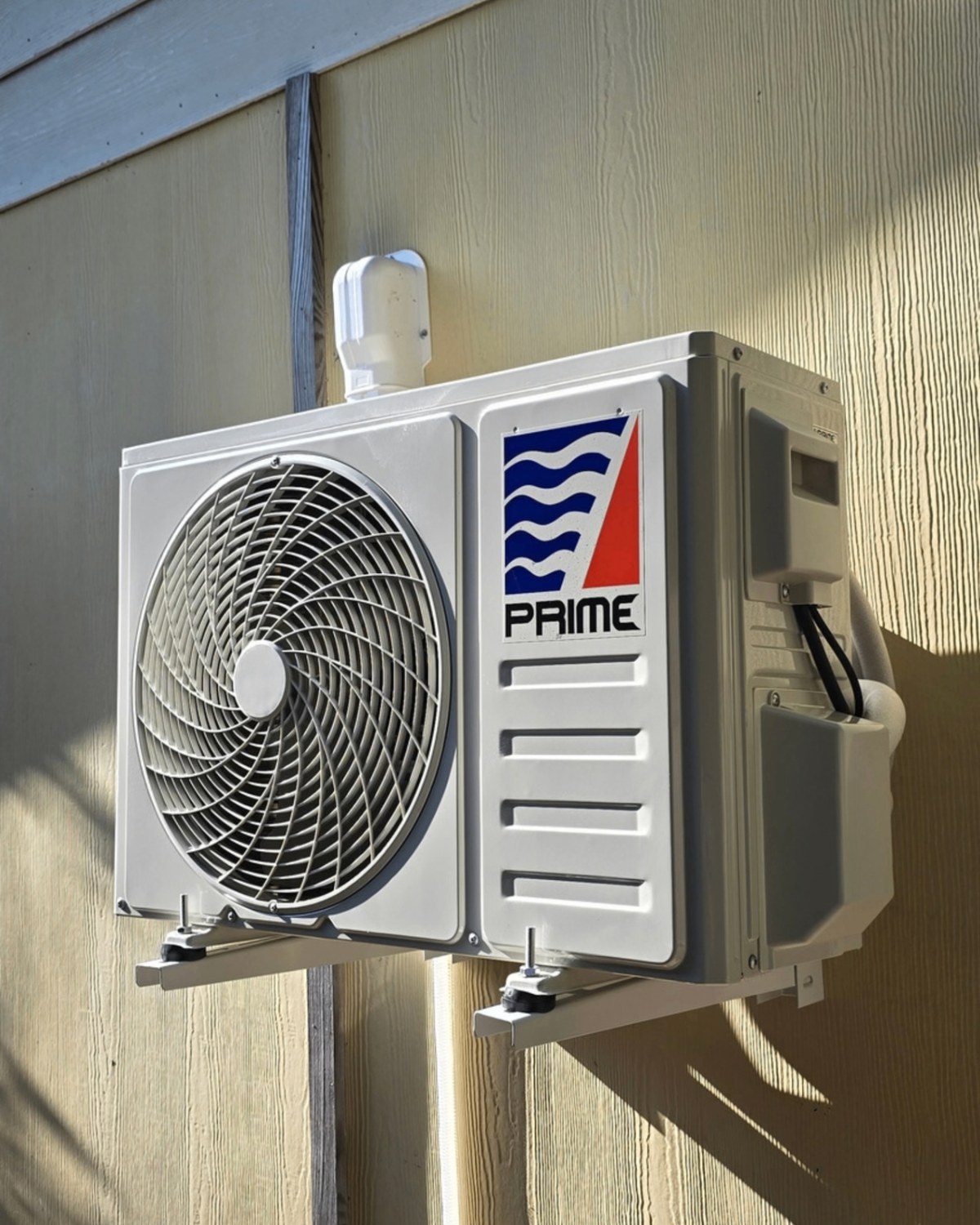 Unidad exterior Mini-Split Prime instalada en pared