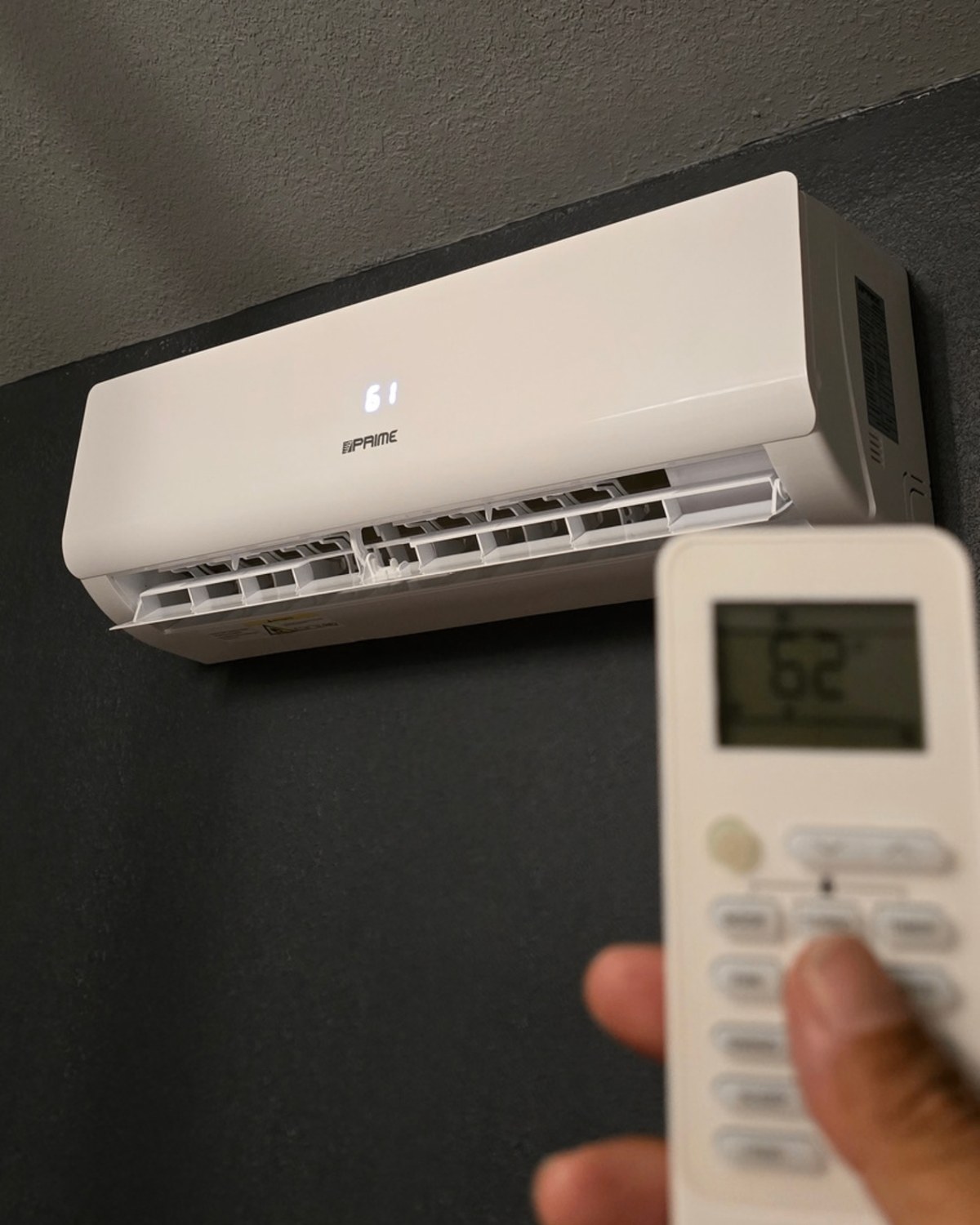 Mini-Split Prime instalado en pared interior oscura
